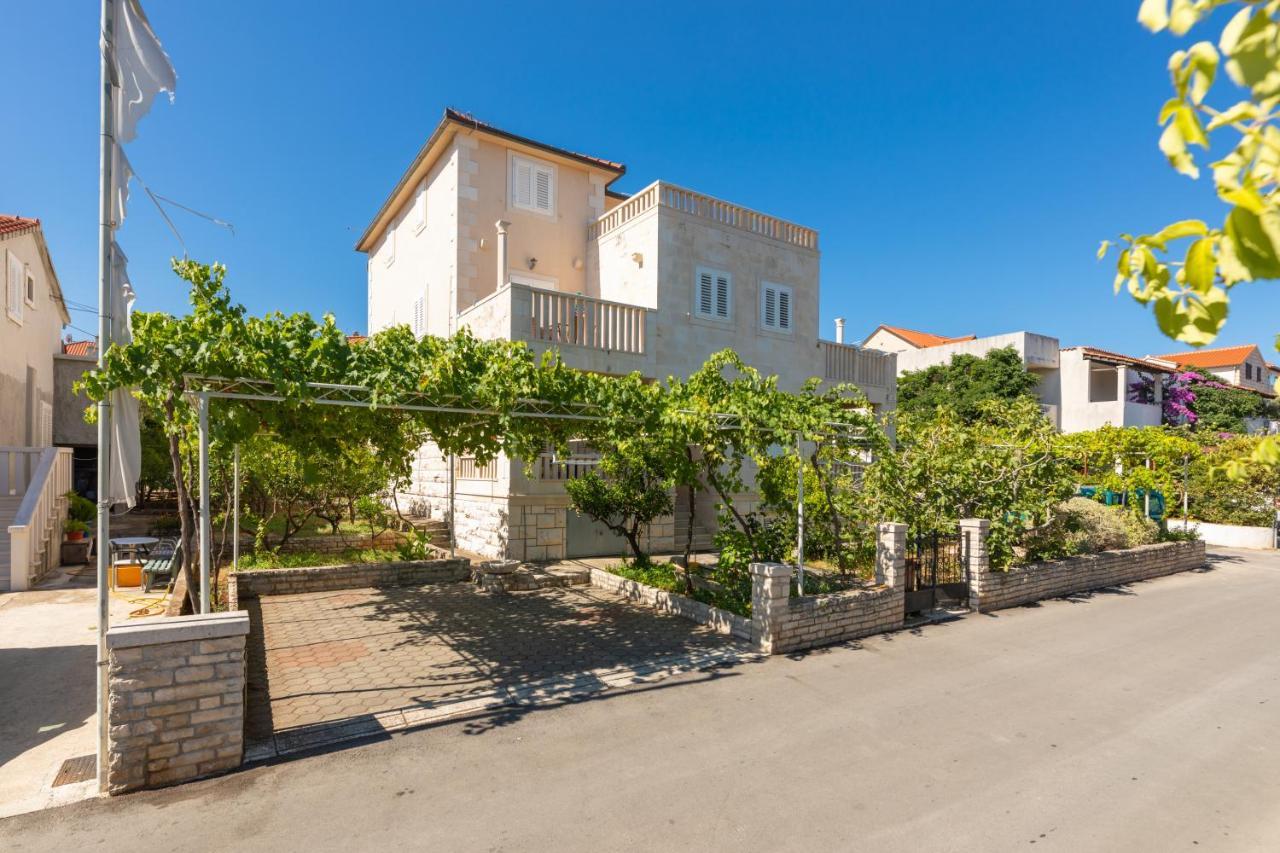 Apartments Ella Супетар Екстериор снимка