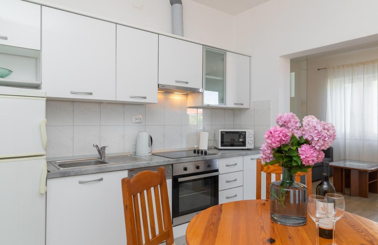 Apartments Ella Супетар Екстериор снимка